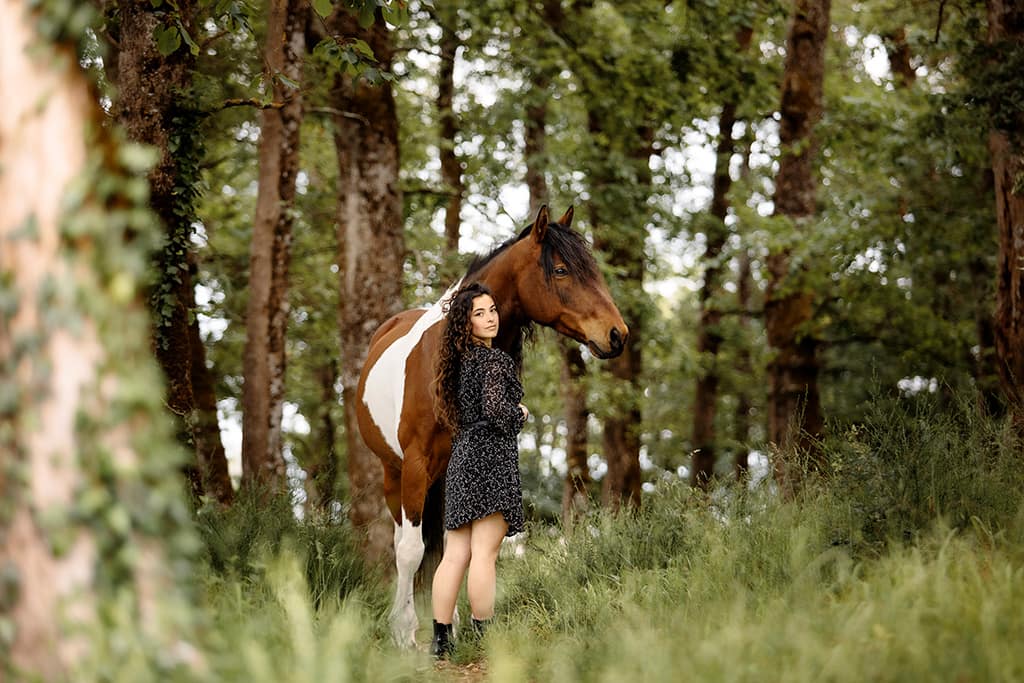 cheval pie et sa cavalière dans les bois photo: Faustine Gauchet