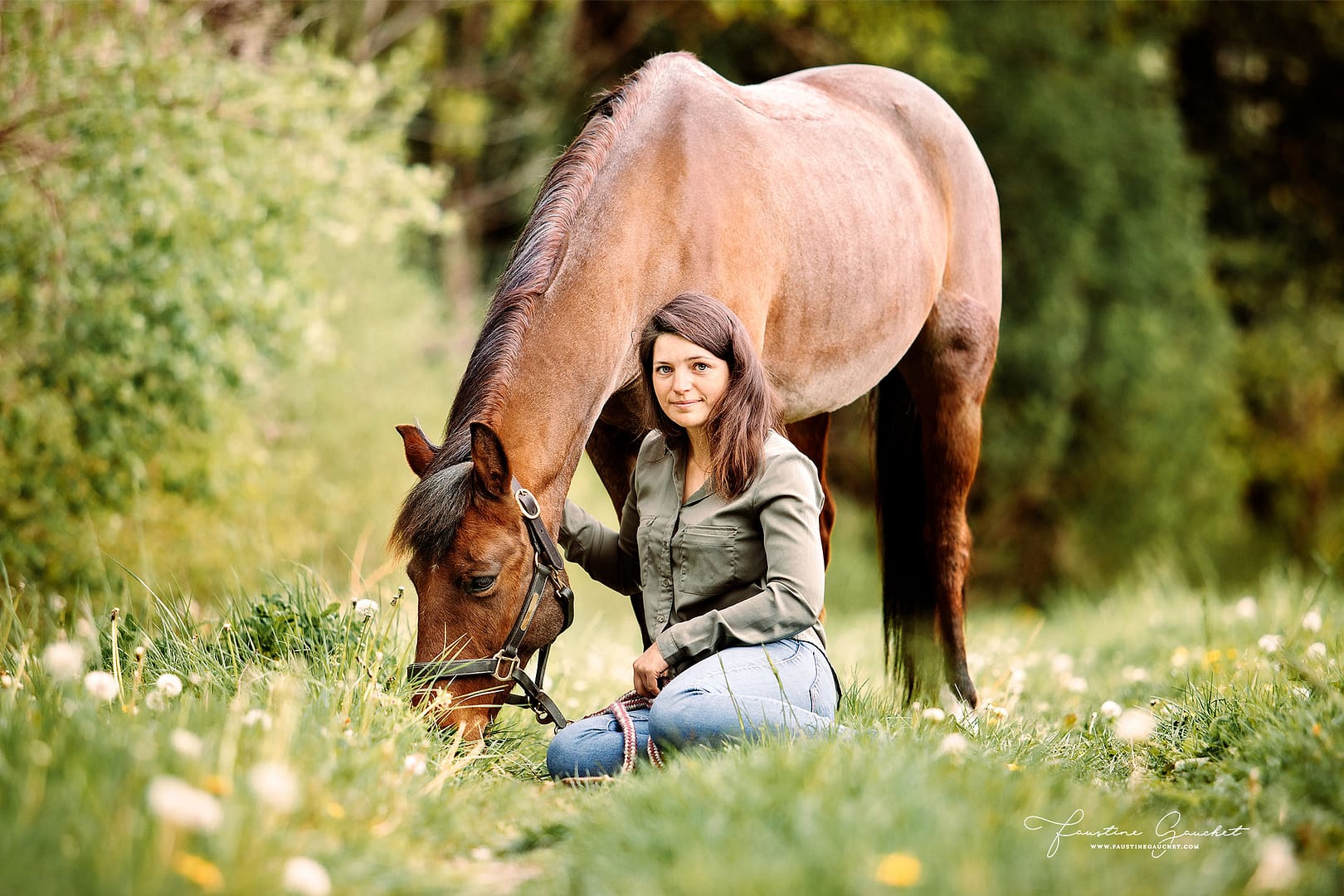 portrait photo cheval et cavalière au printemps dans l'herbe