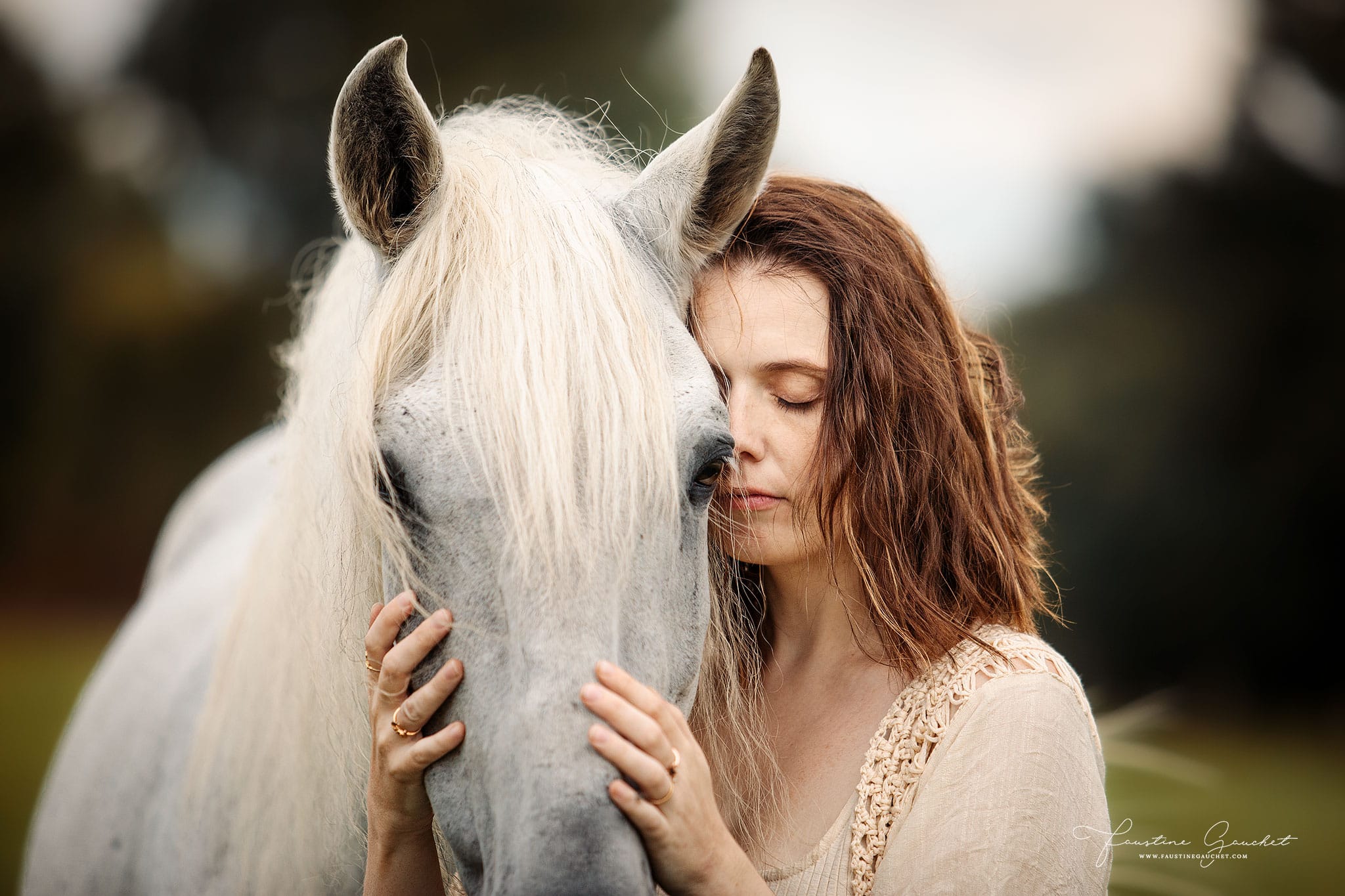 câlin femme et cheval lusitanien gris faustine gauchet photographe équin