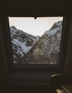 fenêtre avec vue sur les montagnes